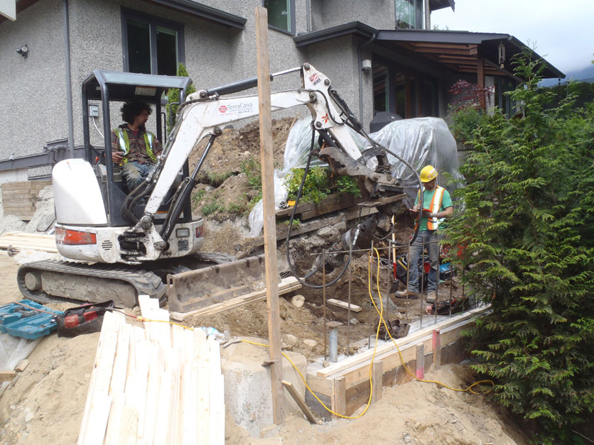 HELICAL PILE SUPPORTED RETAINING WALL WEST VANCOUVER