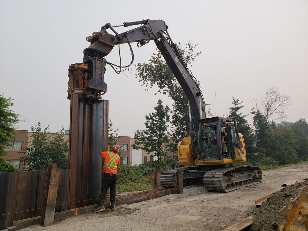 PIPE & SHEET PILE FOUNDATION FOR DYKE AT QUEENS REACH