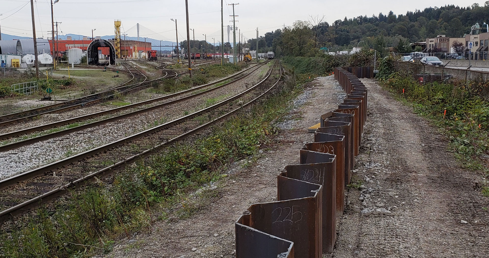 PIPE & SHEET PILE FOUNDATION FOR DYKE AT QUEENS REACH